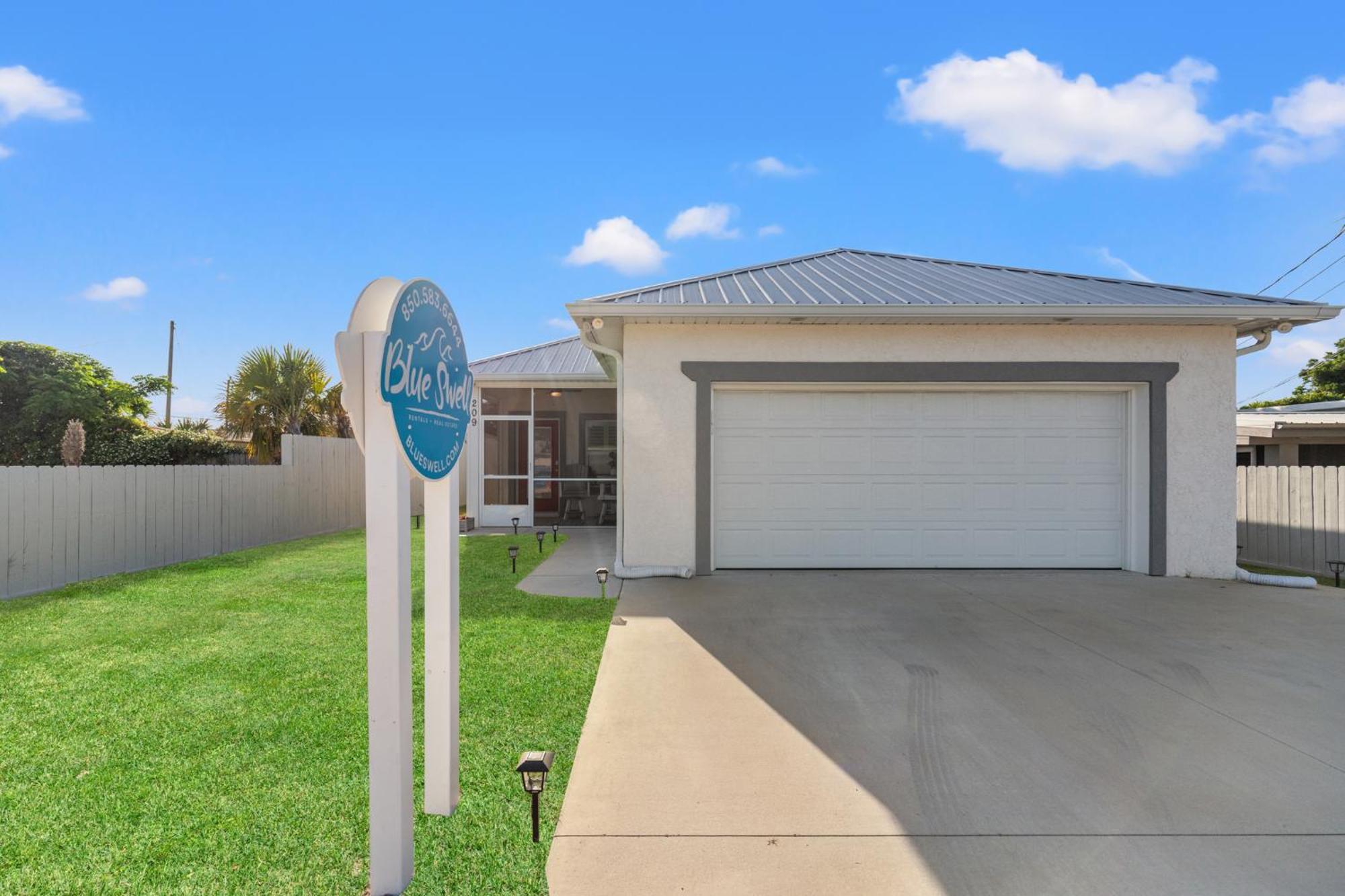 Charming 3/2 House W/ Pool & Golf Cart Included - 1 Min Walk To *