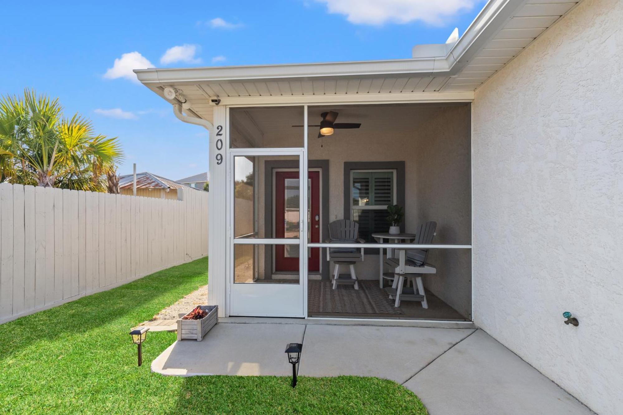 Charming 3/2 House W/ Pool & Golf Cart Included - 1 Min Walk To Holiday home